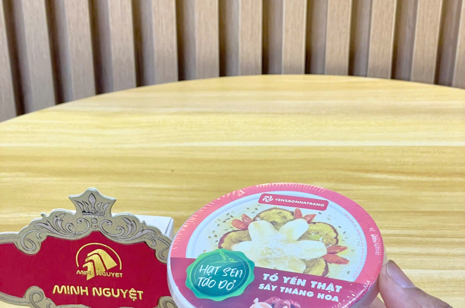 Tổ yến thật sấy thăng hoa - Hạt sen táo đỏ 12g